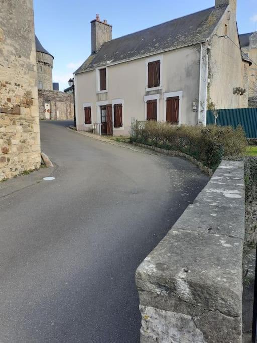 Charming Detached 2 Bedroom Ancient House In Medieval Quarter Of A Small Town In The Pays De La Loire, France Sillé-le-Guillaume Exteriör bild