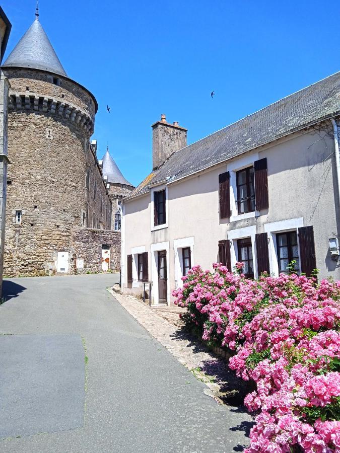 Charming Detached 2 Bedroom Ancient House In Medieval Quarter Of A Small Town In The Pays De La Loire, France Sillé-le-Guillaume Exteriör bild