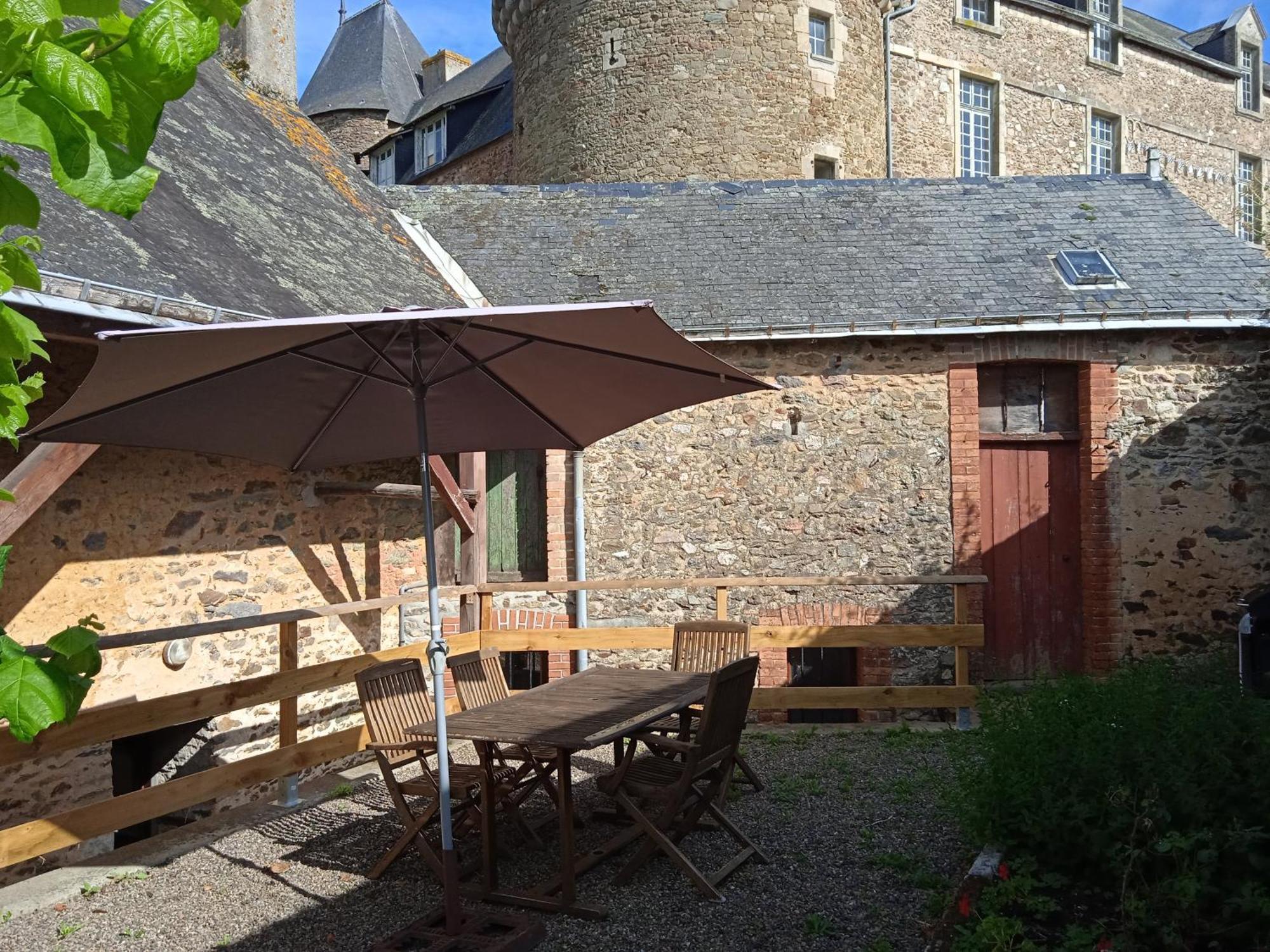 Charming Detached 2 Bedroom Ancient House In Medieval Quarter Of A Small Town In The Pays De La Loire, France Sillé-le-Guillaume Exteriör bild